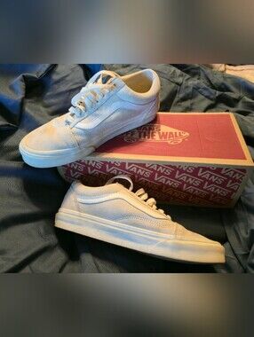 NWT Vans White Old Skool Suade Sneakers
